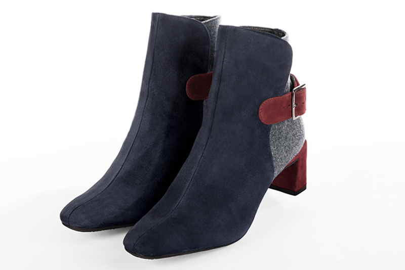 Bottines élégantes et raffinées avec des boucles à l'arrière, coloris bleu marine, gris cendre et rouge bordeaux. Bout carré. Mi-haut à haut. Talon évasé. Personnalisation : Choix des cuirs, des couleurs et des talons. Cou-de-pied sur mesure. - Florence KOOIJMAN