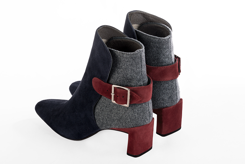 Bottines élégantes et raffinées avec des boucles à l'arrière, coloris bleu marine, gris cendre et rouge bordeaux. Bout carré. Mi-haut à haut. Talon évasé. Personnalisation : Choix des cuirs, des couleurs et des talons. Cou-de-pied sur mesure. - Florence KOOIJMAN