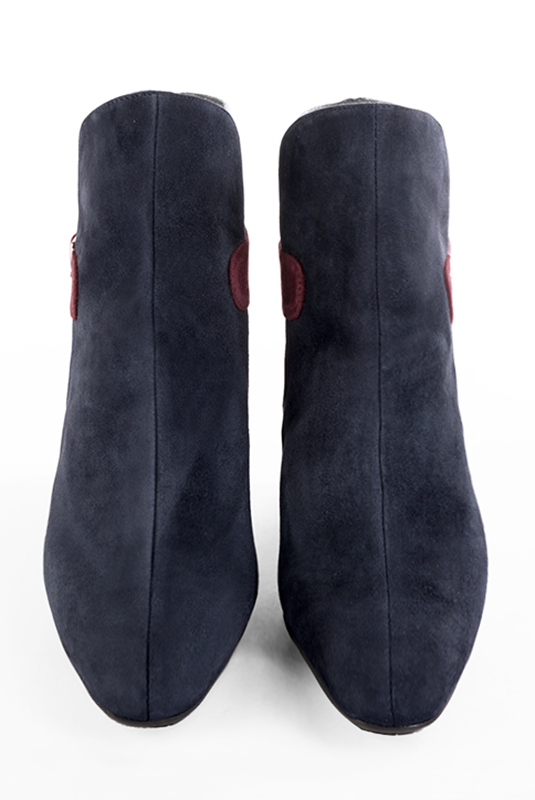 Bottines élégantes et raffinées avec des boucles à l'arrière, coloris bleu marine, gris cendre et rouge bordeaux. Bout carré. Mi-haut à haut. Talon évasé. Personnalisation : Choix des cuirs, des couleurs et des talons. Cou-de-pied sur mesure. - Florence KOOIJMAN