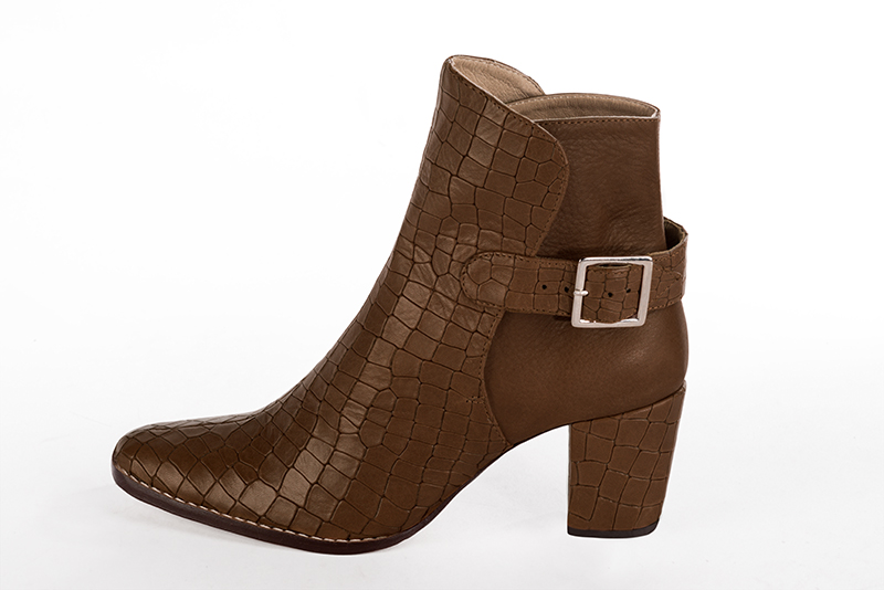 Boots élégantes et raffinées avec des boucles à l'arrière, coloris marron caramel. Bout carré. Talon mi-haut bottier. Personnalisation : Choix des cuirs, des couleurs et des talons. Cou-de-pied sur mesure. - Florence KOOIJMAN