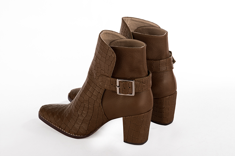Boots élégantes et raffinées avec des boucles à l'arrière, coloris marron caramel. Bout carré. Talon mi-haut bottier. Personnalisation : Choix des cuirs, des couleurs et des talons. Cou-de-pied sur mesure. - Florence KOOIJMAN