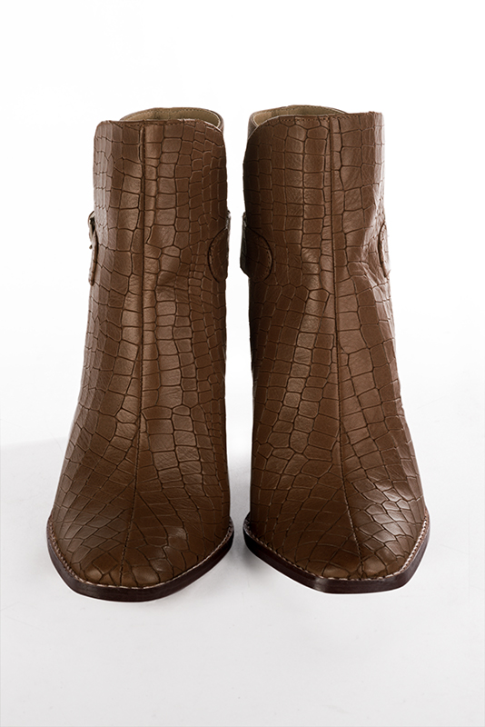 Boots élégantes et raffinées avec des boucles à l'arrière, coloris marron caramel. Bout carré. Talon mi-haut bottier. Personnalisation : Choix des cuirs, des couleurs et des talons. Cou-de-pied sur mesure. - Florence KOOIJMAN