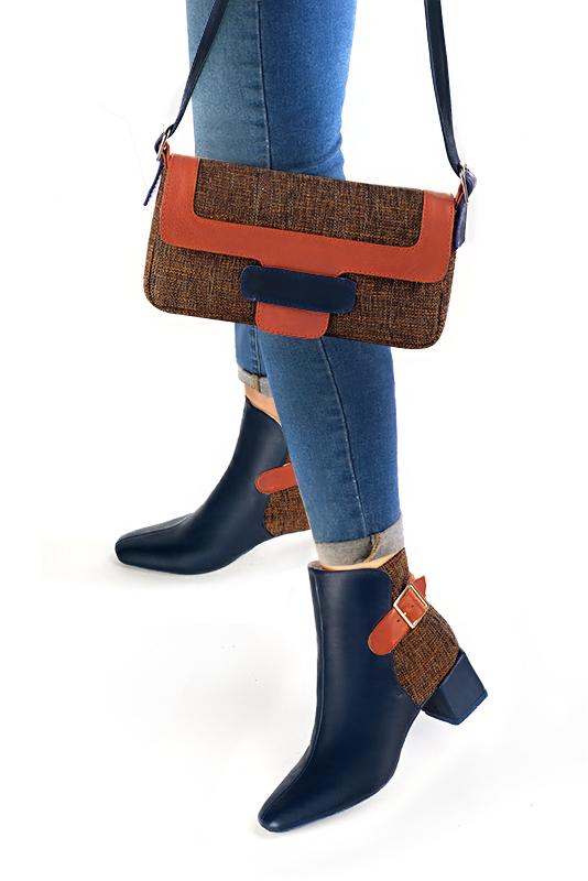 Bottines élégantes et raffinées avec des boucles à l'arrière, coloris bleu marine et orange corail. Bout carré. Mi-haut à haut. Talon bottier. Personnalisation : Choix des cuirs, des couleurs et des talons. Cou-de-pied sur mesure. - Florence KOOIJMAN