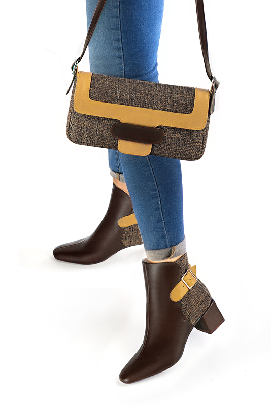 Boots femme : Boots avec des boucles à l'arrière couleur marron ébène et jaune ocre. Bout carré. Talon mi-haut bottier. Vue porté - Florence KOOIJMAN
