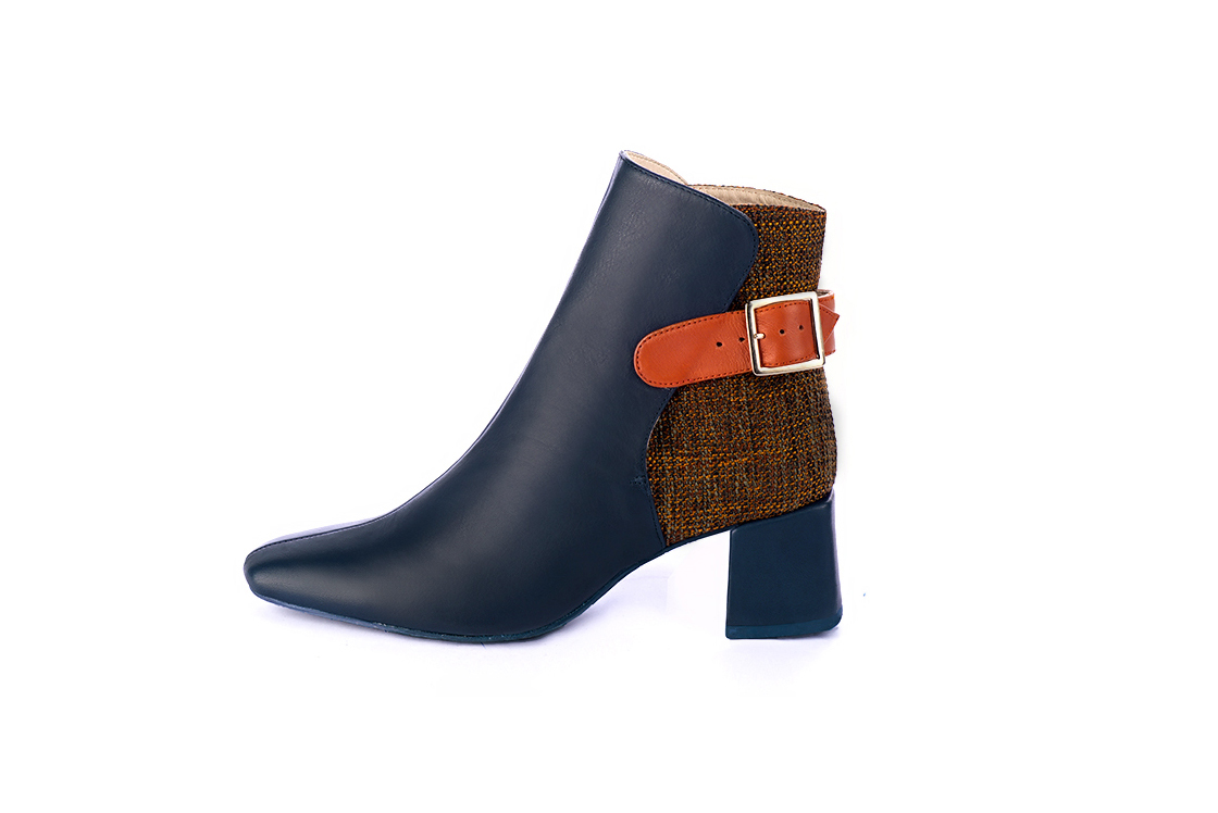 Bottines élégantes et raffinées avec des boucles à l'arrière, coloris bleu marine et orange corail. Bout carré. Mi-haut à haut. Talon bottier. Personnalisation : Choix des cuirs, des couleurs et des talons. Cou-de-pied sur mesure. - Florence KOOIJMAN