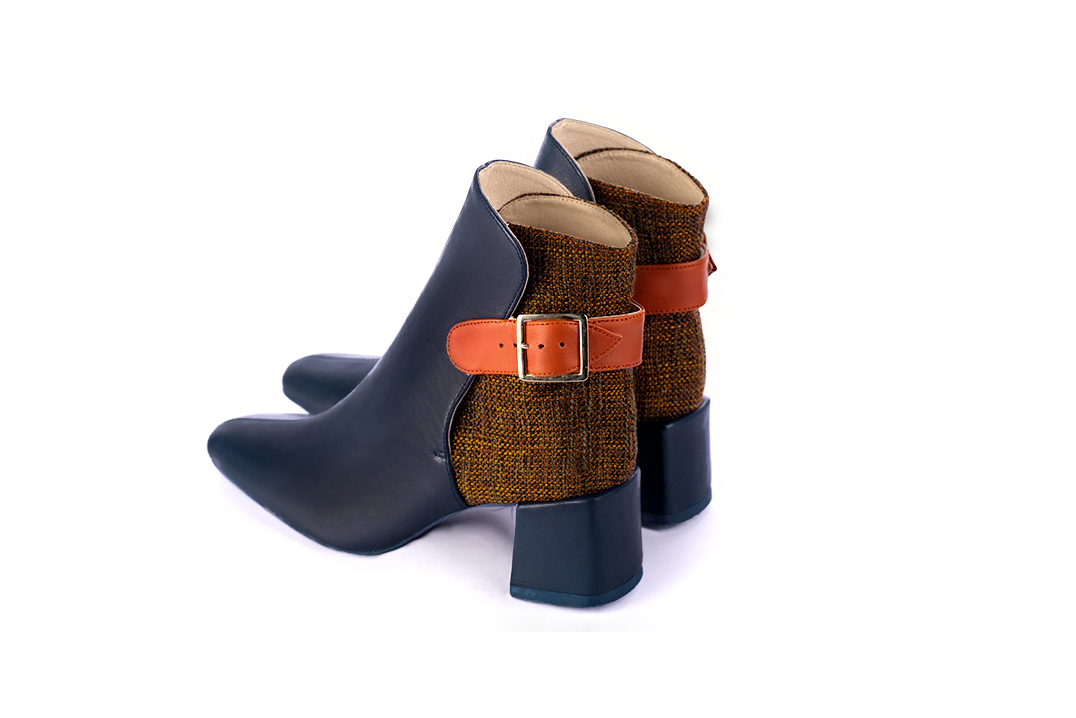 Bottines élégantes et raffinées avec des boucles à l'arrière, coloris bleu marine et orange corail. Bout carré. Mi-haut à haut. Talon bottier. Personnalisation : Choix des cuirs, des couleurs et des talons. Cou-de-pied sur mesure. - Florence KOOIJMAN