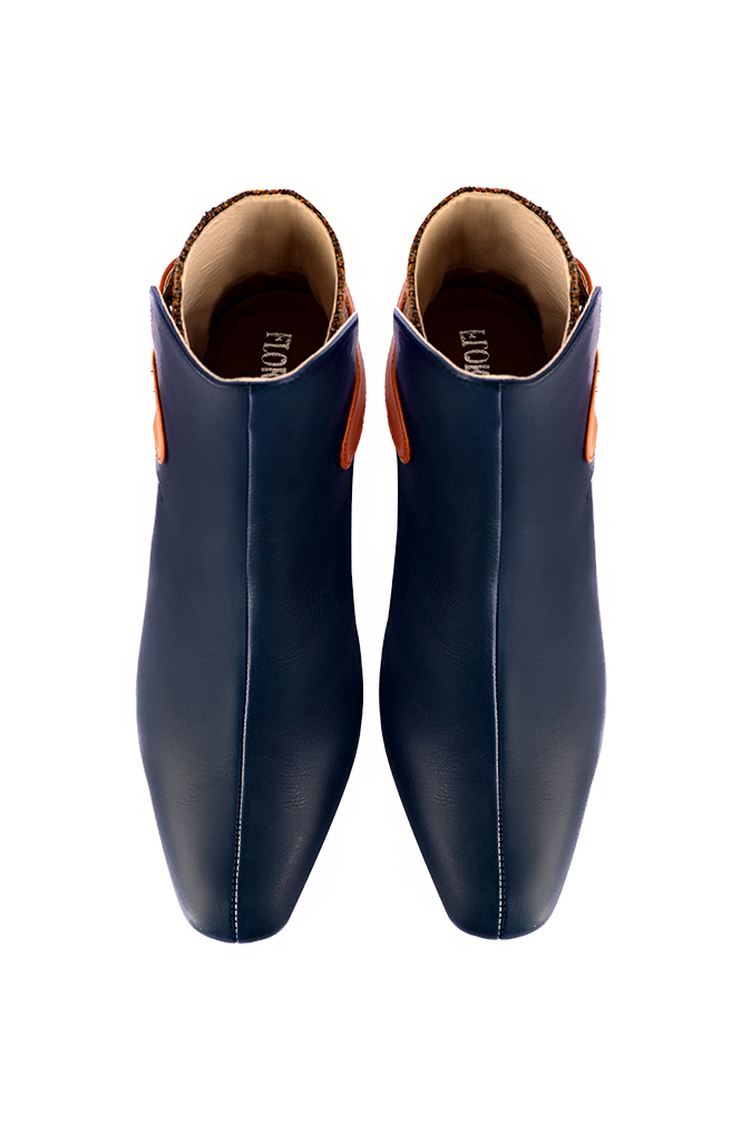 Bottines femme boucles à l'arrière bleu marine et orange corail. Bout carré. Talon bottier de 5.5 cm - Vue du dessus