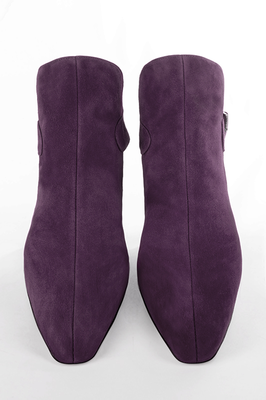 Bottines élégantes et raffinées avec des boucles à l'arrière, coloris violet améthyste. Bout carré. Haut. Talon trotteur. Personnalisation : Choix des cuirs, des couleurs et des talons. Cou-de-pied sur mesure. - Florence KOOIJMAN