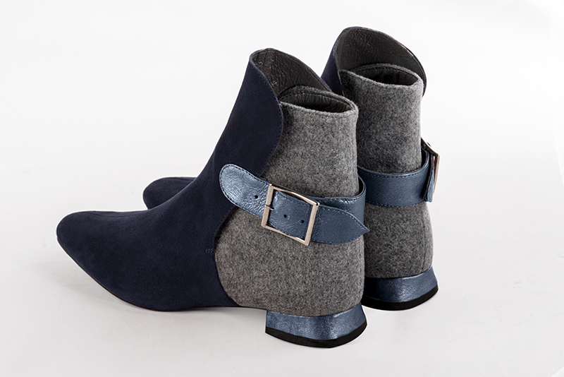 Bottines élégantes et raffinées avec des boucles à l'arrière, coloris bleu marine et gris cendre. Bout carré. Plat. Talon évasé. Personnalisation : Choix des cuirs, des couleurs et des talons. Cou-de-pied sur mesure. - Florence KOOIJMAN