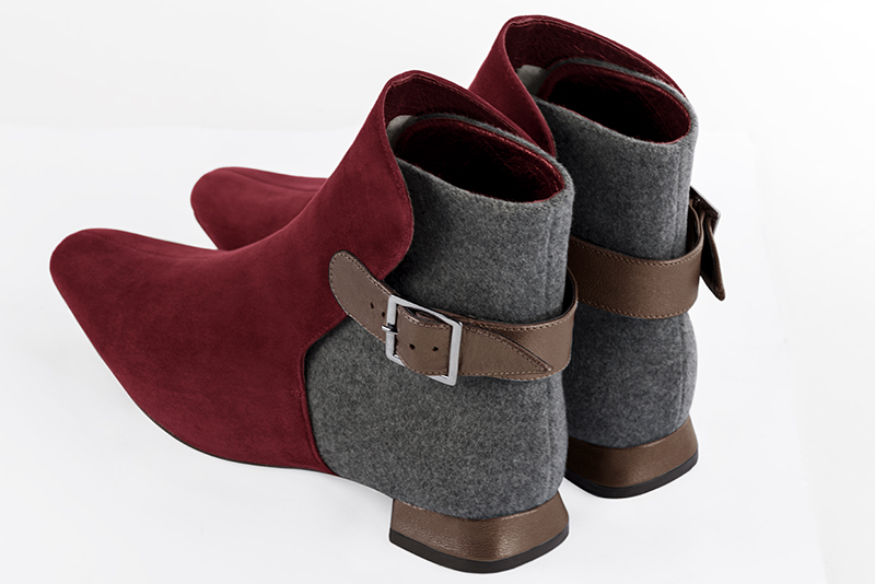 Basket femme habillée :  couleur rouge bordeaux et gris cendre. Semelle fine. Doublure cuir. Vue arrière - Florence KOOIJMAN