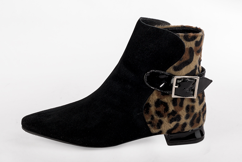 Bottines élégantes et raffinées avec des boucles à l'arrière, coloris noir mat. Bout carré. Plat. Talon évasé. Personnalisation : Choix des cuirs, des couleurs et des talons. Cou-de-pied sur mesure. - Florence KOOIJMAN