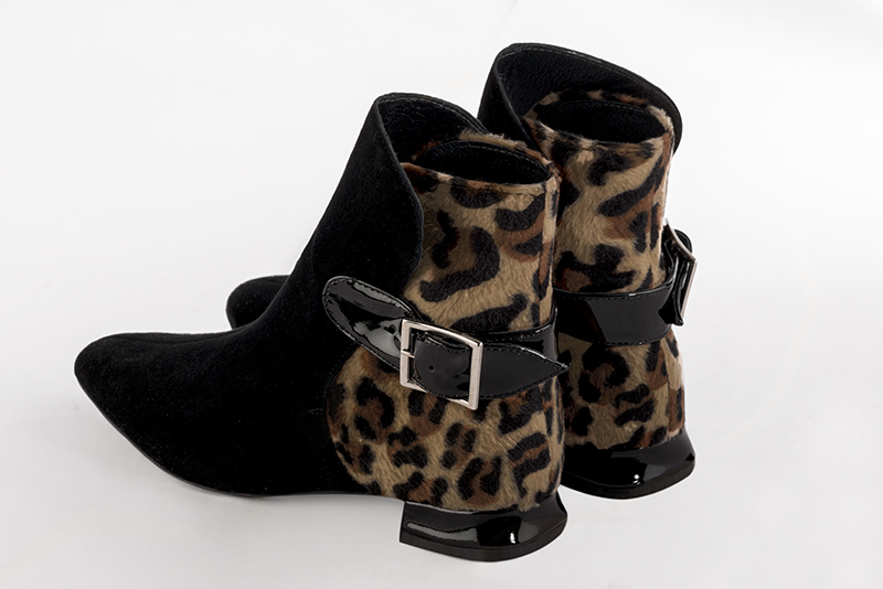 Bottines élégantes et raffinées avec des boucles à l'arrière, coloris noir mat. Bout carré. Plat. Talon évasé. Personnalisation : Choix des cuirs, des couleurs et des talons. Cou-de-pied sur mesure. - Florence KOOIJMAN