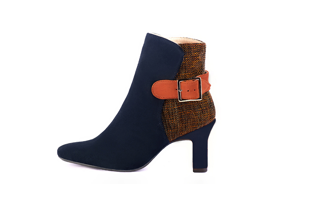 Bottines élégantes et raffinées avec des boucles à l'arrière, coloris bleu nuit et orange corail. Bout carré. Haut. Talon trotteur. Personnalisation : Choix des cuirs, des couleurs et des talons. Cou-de-pied sur mesure. - Florence KOOIJMAN