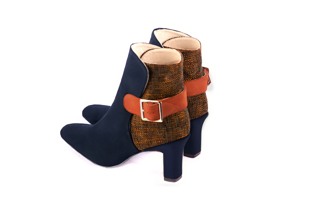 Bottines élégantes et raffinées avec des boucles à l'arrière, coloris bleu nuit et orange corail. Bout carré. Haut. Talon trotteur. Personnalisation : Choix des cuirs, des couleurs et des talons. Cou-de-pied sur mesure. - Florence KOOIJMAN