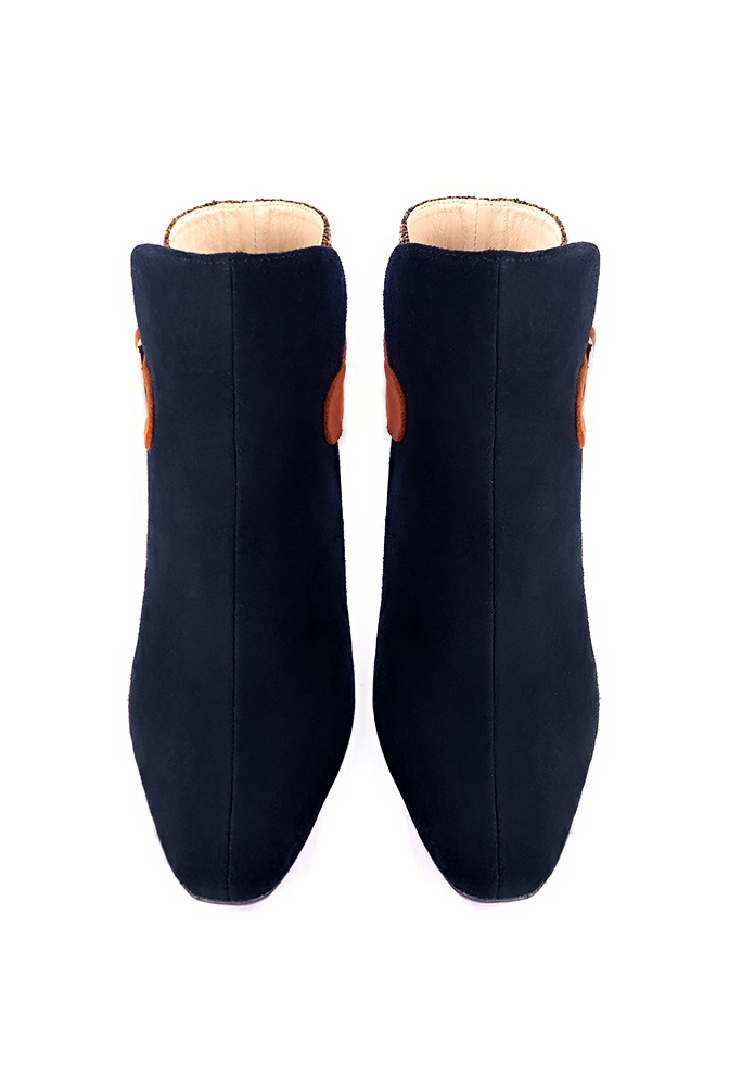 Bottines élégantes et raffinées avec des boucles à l'arrière, coloris bleu nuit et orange corail. Bout carré. Haut. Talon trotteur. Personnalisation : Choix des cuirs, des couleurs et des talons. Cou-de-pied sur mesure. - Florence KOOIJMAN