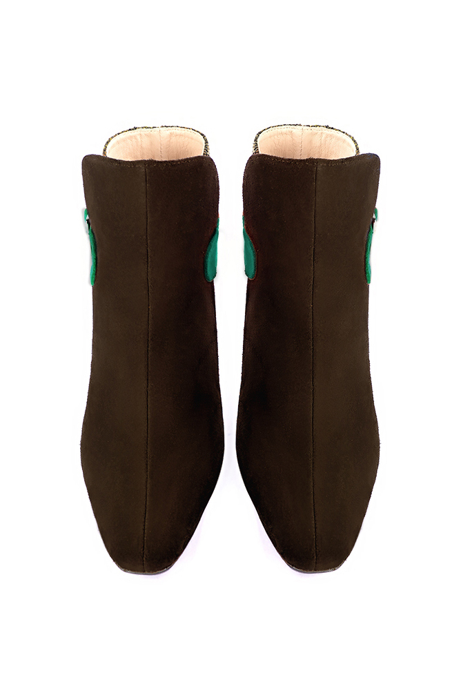 Bottines élégantes et raffinées avec des boucles à l'arrière, coloris marron ébène et vert émeraude. Bout carré. Haut. Talon trotteur. Personnalisation : Choix des cuirs, des couleurs et des talons. Cou-de-pied sur mesure. - Florence KOOIJMAN
