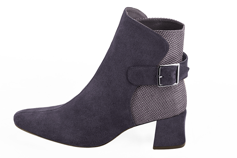 Bottines élégantes et raffinées avec des boucles à l'arrière, coloris violet lavande. Bout carré. Mi-haut à haut. Talon bottier. Personnalisation : Choix des cuirs, des couleurs et des talons. Cou-de-pied sur mesure. - Florence KOOIJMAN