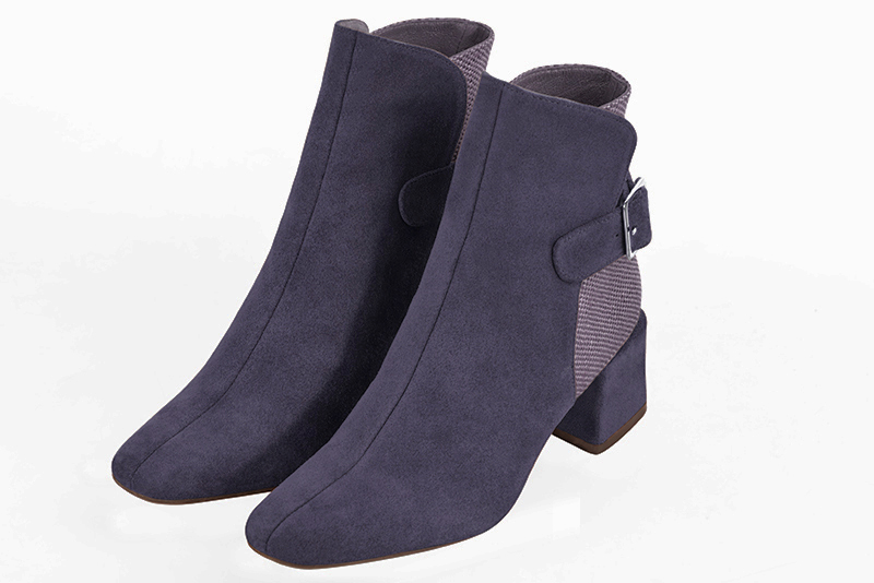 Bottines élégantes et raffinées avec des boucles à l'arrière, coloris violet lavande. Bout carré. Mi-haut à haut. Talon bottier. Personnalisation : Choix des cuirs, des couleurs et des talons. Cou-de-pied sur mesure. - Florence KOOIJMAN
