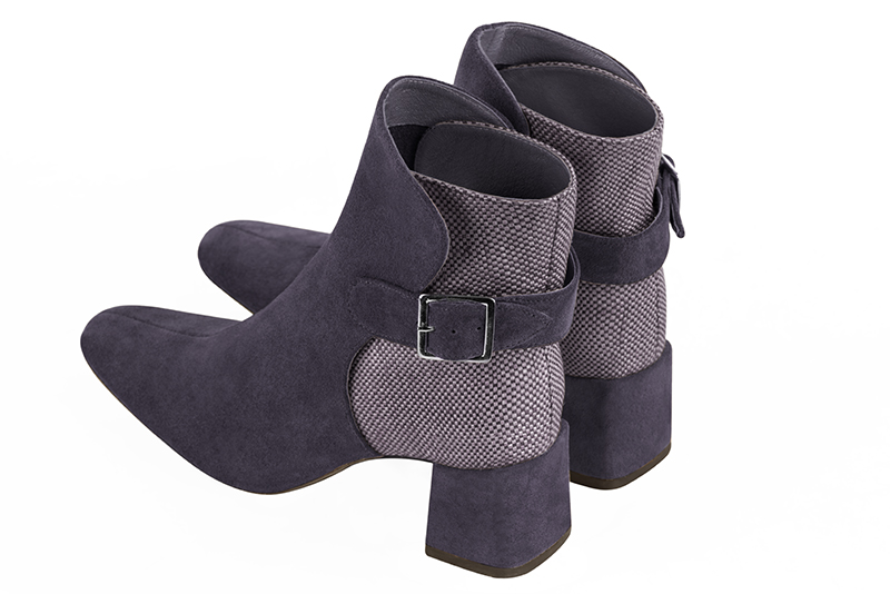 Bottines élégantes et raffinées avec des boucles à l'arrière, coloris violet lavande. Bout carré. Mi-haut à haut. Talon bottier. Personnalisation : Choix des cuirs, des couleurs et des talons. Cou-de-pied sur mesure. - Florence KOOIJMAN