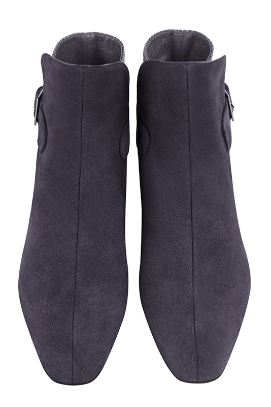 Bottines élégantes et raffinées avec des boucles à l'arrière, coloris violet lavande. Bout carré. Mi-haut à haut. Talon bottier. Personnalisation : Choix des cuirs, des couleurs et des talons. Cou-de-pied sur mesure. - Florence KOOIJMAN