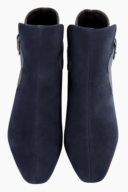 Bottines élégantes et raffinées avec des boucles à l'arrière, coloris bleu marine et gris cendre. Bout carré. Plat. Talon évasé. Personnalisation : Choix des cuirs, des couleurs et des talons. Cou-de-pied sur mesure. - Florence KOOIJMAN