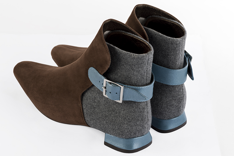 Bottines élégantes et raffinées avec des boucles à l'arrière, coloris marron ébène, gris cendre et bleu indigo. Bout carré. Plat. Talon évasé. Personnalisation : Choix des cuirs, des couleurs et des talons. Cou-de-pied sur mesure. - Florence KOOIJMAN
