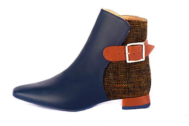 Bottines élégantes et raffinées avec des boucles à l'arrière, coloris bleu marine et orange corail. Bout carré. Plat. Talon évasé. Personnalisation : Choix des cuirs, des couleurs et des talons. Cou-de-pied sur mesure. - Florence KOOIJMAN