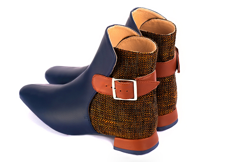 Bottines élégantes et raffinées avec des boucles à l'arrière, coloris bleu marine et orange corail. Bout carré. Plat. Talon évasé. Personnalisation : Choix des cuirs, des couleurs et des talons. Cou-de-pied sur mesure. - Florence KOOIJMAN