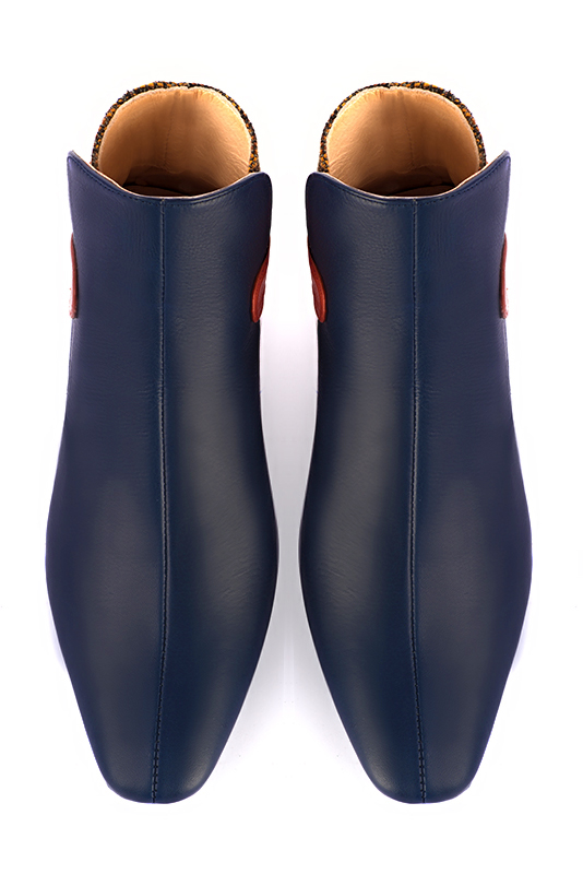 Bottines élégantes et raffinées avec des boucles à l'arrière, coloris bleu marine et orange corail. Bout carré. Plat. Talon évasé. Personnalisation : Choix des cuirs, des couleurs et des talons. Cou-de-pied sur mesure. - Florence KOOIJMAN