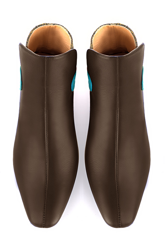 Bottines élégantes et raffinées avec des boucles à l'arrière, coloris marron ébène et bleu turquoise. Bout carré. Plat. Talon évasé. Personnalisation : Choix des cuirs, des couleurs et des talons. Cou-de-pied sur mesure. - Florence KOOIJMAN