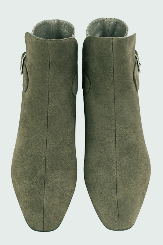 Boots femme : Boots avec des boucles à l'arrière couleur vert kaki. Bout carré. Talon mi-haut bottier. Vue du dessus - Florence KOOIJMAN