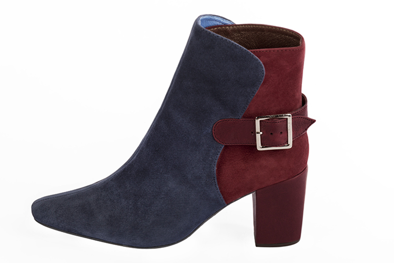Bottines élégantes et raffinées avec des boucles à l'arrière, coloris bleu marine et rouge bordeaux. Bout carré. Mi-haut à haut. Talon bottier. Personnalisation : Choix des cuirs, des couleurs et des talons. Cou-de-pied sur mesure. - Florence KOOIJMAN