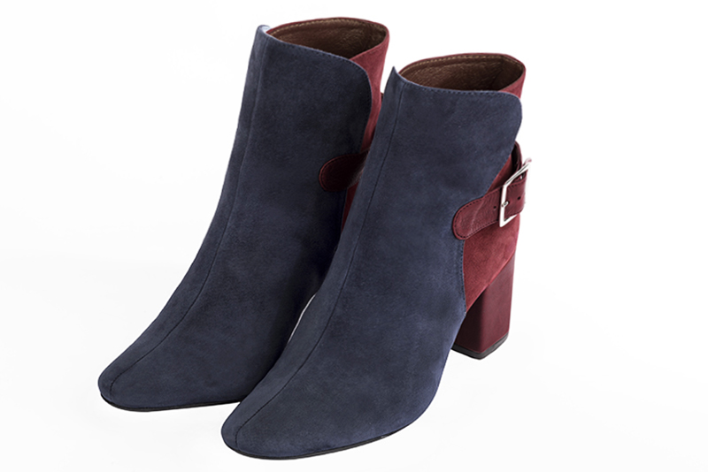 Bottines élégantes et raffinées avec des boucles à l'arrière, coloris bleu marine et rouge bordeaux. Bout carré. Mi-haut à haut. Talon bottier. Personnalisation : Choix des cuirs, des couleurs et des talons. Cou-de-pied sur mesure. - Florence KOOIJMAN