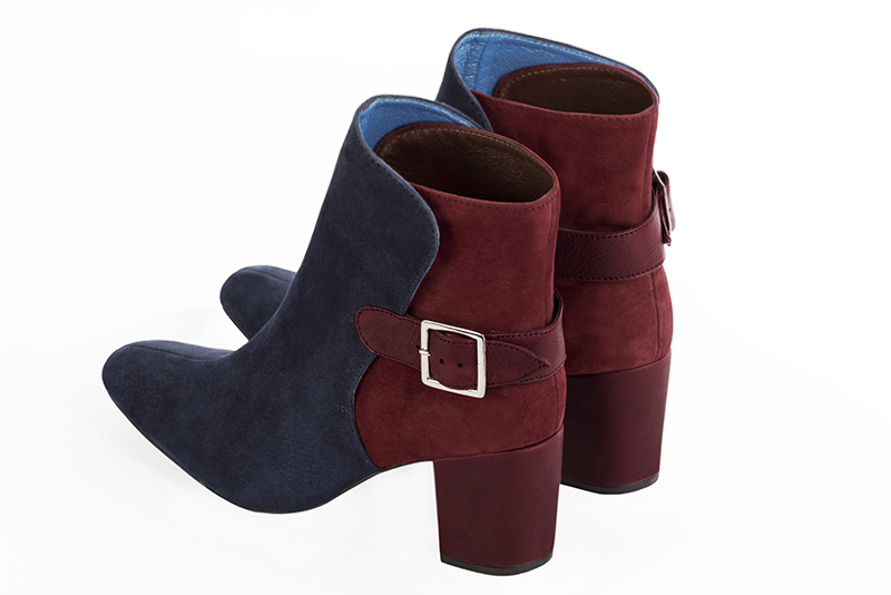Bottines élégantes et raffinées avec des boucles à l'arrière, coloris bleu marine et rouge bordeaux. Bout carré. Mi-haut à haut. Talon bottier. Personnalisation : Choix des cuirs, des couleurs et des talons. Cou-de-pied sur mesure. - Florence KOOIJMAN