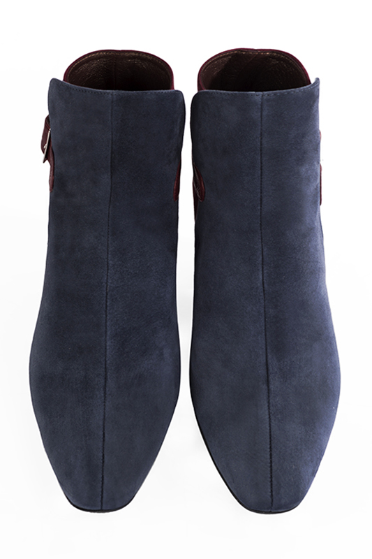 Bottines élégantes et raffinées avec des boucles à l'arrière, coloris bleu marine et rouge bordeaux. Bout carré. Mi-haut à haut. Talon bottier. Personnalisation : Choix des cuirs, des couleurs et des talons. Cou-de-pied sur mesure. - Florence KOOIJMAN