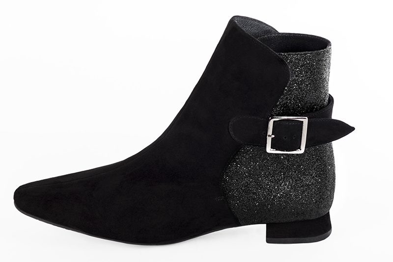 Bottines élégantes et raffinées avec des boucles à l'arrière, coloris noir mat. Bout carré. Plat. Talon évasé. Personnalisation : Choix des cuirs, des couleurs et des talons. Cou-de-pied sur mesure. - Florence KOOIJMAN
