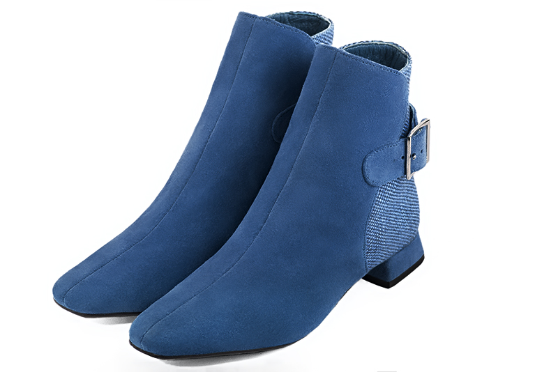 Boots élégantes et raffinées avec des boucles à l'arrière, coloris bleu électrique. Bout carré. Talon plat bottier. Personnalisation : Choix des cuirs, des couleurs et des talons. Cou-de-pied sur mesure. - Florence KOOIJMAN