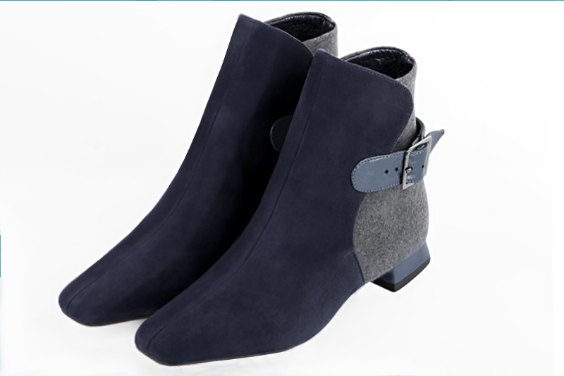 Bottines élégantes et raffinées avec des boucles à l'arrière, coloris bleu marine et gris cendre. Bout carré. Plat. Talon évasé. Personnalisation : Choix des cuirs, des couleurs et des talons. Cou-de-pied sur mesure. - Florence KOOIJMAN