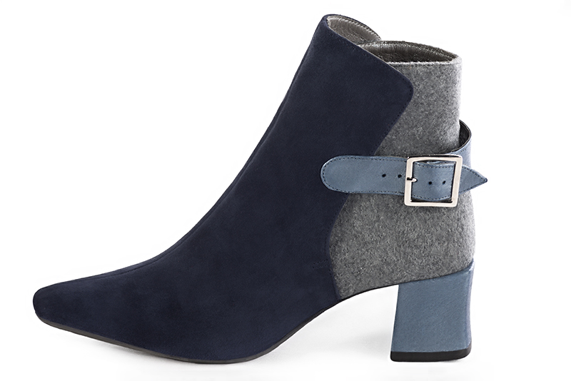 Bottines élégantes et raffinées avec des boucles à l'arrière, coloris bleu marine et gris cendre. Bout carré. Mi-haut à haut. Talon bottier. Personnalisation : Choix des cuirs, des couleurs et des talons. Cou-de-pied sur mesure. - Florence KOOIJMAN