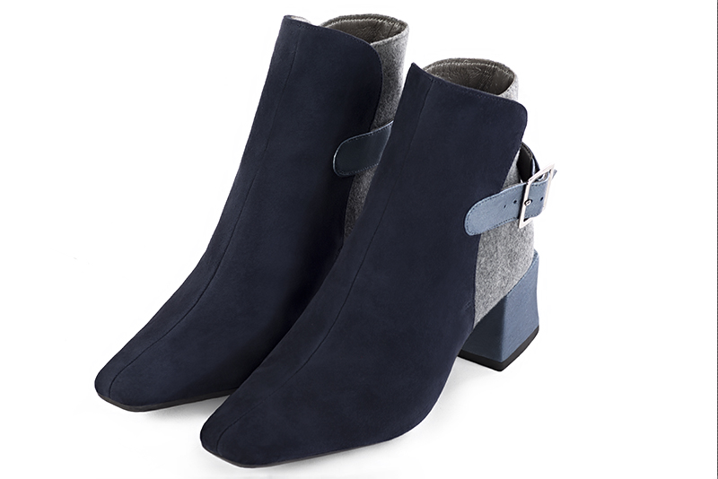 Bottines élégantes et raffinées avec des boucles à l'arrière, coloris bleu marine et gris cendre. Bout carré. Mi-haut à haut. Talon bottier. Personnalisation : Choix des cuirs, des couleurs et des talons. Cou-de-pied sur mesure. - Florence KOOIJMAN