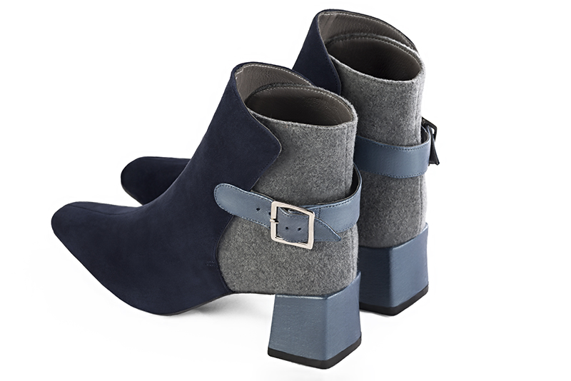 Bottines élégantes et raffinées avec des boucles à l'arrière, coloris bleu marine et gris cendre. Bout carré. Mi-haut à haut. Talon bottier. Personnalisation : Choix des cuirs, des couleurs et des talons. Cou-de-pied sur mesure. - Florence KOOIJMAN