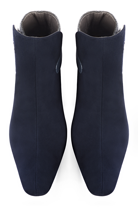 Bottines élégantes et raffinées avec des boucles à l'arrière, coloris bleu marine et gris cendre. Bout carré. Mi-haut à haut. Talon bottier. Personnalisation : Choix des cuirs, des couleurs et des talons. Cou-de-pied sur mesure. - Florence KOOIJMAN