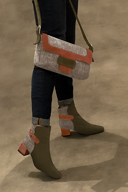 Bottines élégantes et raffinées avec des boucles à l'arrière, coloris vert kaki, beige naturel et orange corail. Bout carré. Mi-haut à haut. Talon bottier. Personnalisation : Choix des cuirs, des couleurs et des talons. Cou-de-pied sur mesure. - Florence KOOIJMAN
