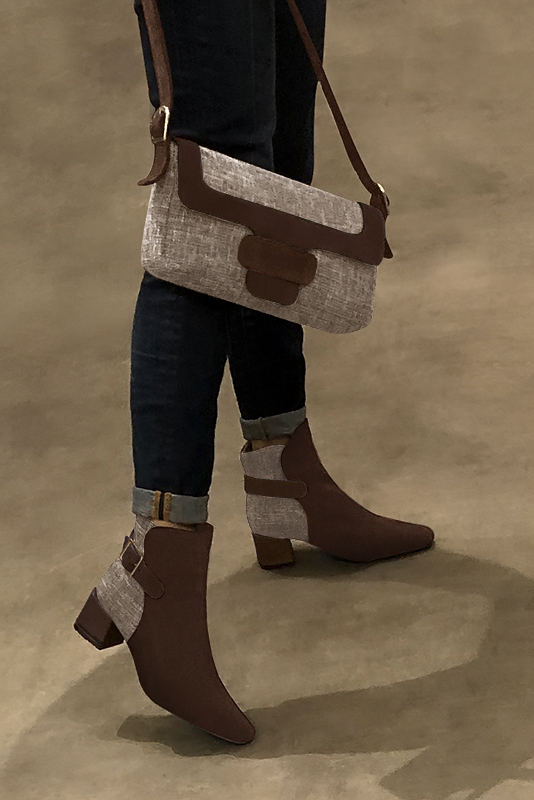 Boots femme : Boots avec des boucles à l'arrière couleur marron ébène et beige sahara. Bout carré. Talon mi-haut bottier. Vue porté - Florence KOOIJMAN