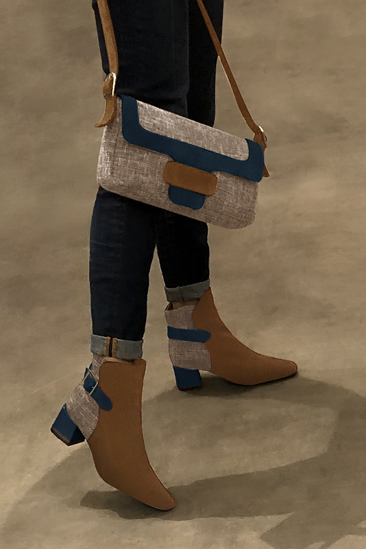 Boots femme : Boots avec des boucles à l'arrière couleur marron caramel, beige sahara et bleu marine. Bout carré. Talon mi-haut bottier. Vue porté - Florence KOOIJMAN