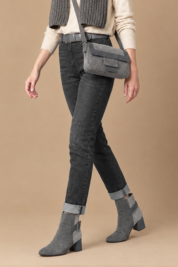 Bottines bride boucle sur l'arrière pour femme en cuir gris et gris cendre avec bout carré et talon bottier de 5.5 cm - Vue porté
