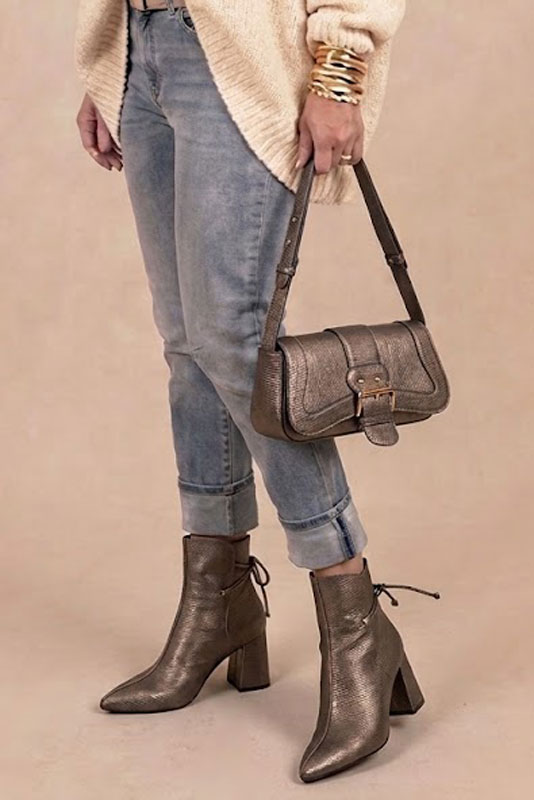 Bottines habillées femme lacets arrière en cuir beige mastic à talon évasé de 7.5 cm et bout effilé - Vue du dessus