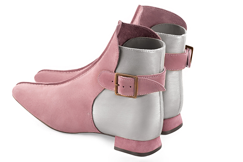 Bottines élégantes et raffinées avec des boucles à l'arrière, coloris rose vieux rose et argent platine. Bout carré. Plat. Talon évasé. Personnalisation : Choix des cuirs, des couleurs et des talons. Cou-de-pied sur mesure. - Florence KOOIJMAN