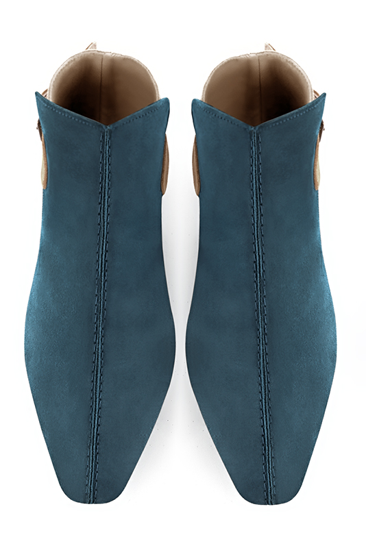 Boots femme : Boots avec des boucles à l'arrière couleur bleu canard, or doré et jaune ocre. Bout carré. Talon plat évasé. Vue du dessus - Florence KOOIJMAN
