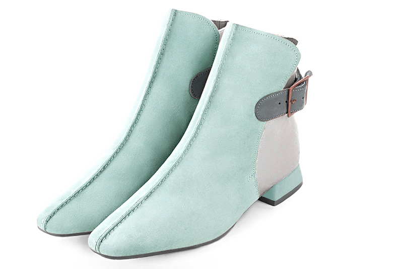 Bottines élégantes et raffinées avec des boucles à l'arrière, coloris bleu lagon, argent platine et gris tourterelle. Bout carré. Plat. Talon évasé. Personnalisation : Choix des cuirs, des couleurs et des talons. Cou-de-pied sur mesure. - Florence KOOIJMAN